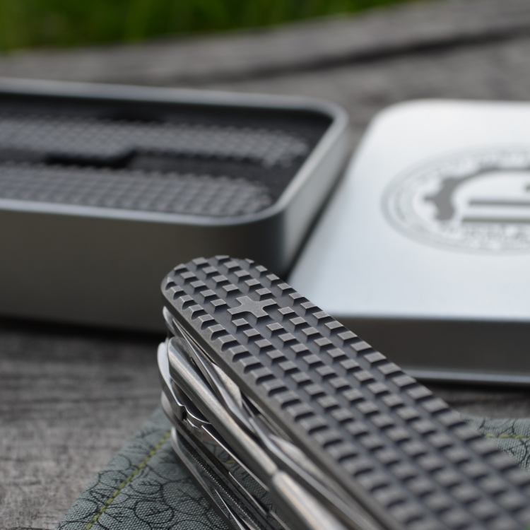 Preview: TITAN - HARDFRAGGED used wash - extrem griffig - ti - Griffschalen oder montiertes Taschenmesser - Titan Grade 5  (Ti 6AI 4V) - 91mm